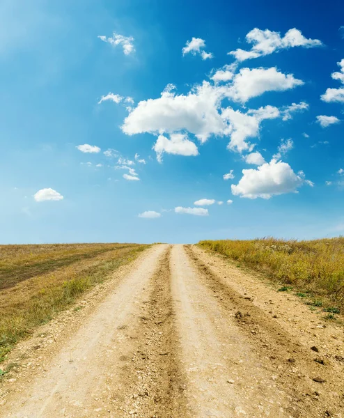 Kırsal Yol Ufka Bulutlu Mavi Gökyüzü — Stok fotoğraf