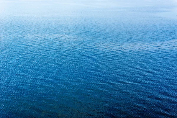 深海の青い海を背景に — ストック写真