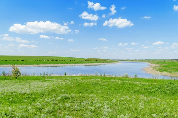 Utsikt Över Flod Grönt Gräs Blå Himmel Med Moln — Stockfoto