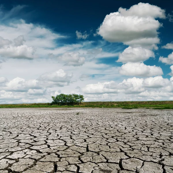 Nuvens Dramáticas Baixas Sobre Terra Seca — Fotografia de Stock