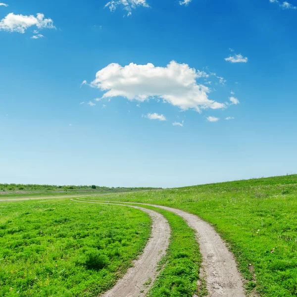 Дорога Зеленой Траве Облака Голубом Небе — стоковое фото