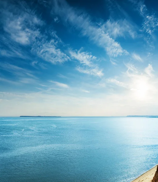 Widok Lotu Ptaka Błękitne Morze Zachód Słońca Chmurach Nad Nim — Zdjęcie stockowe