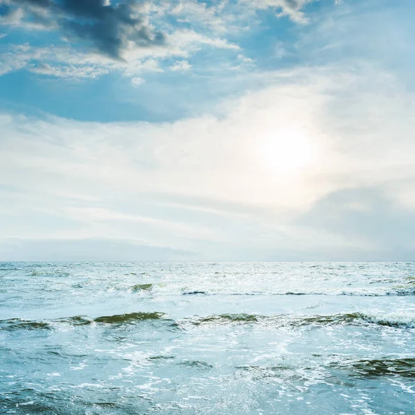 Low Sun Clouds Blue Sky Sunset — Stock Photo, Image