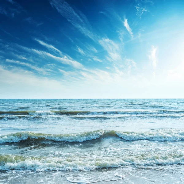 Blått Hav Med Vågor Och Grumlig Solnedgång — Stockfoto