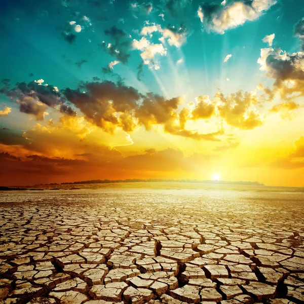 落日笼罩在干旱的地球上 自然灾害 — 图库照片