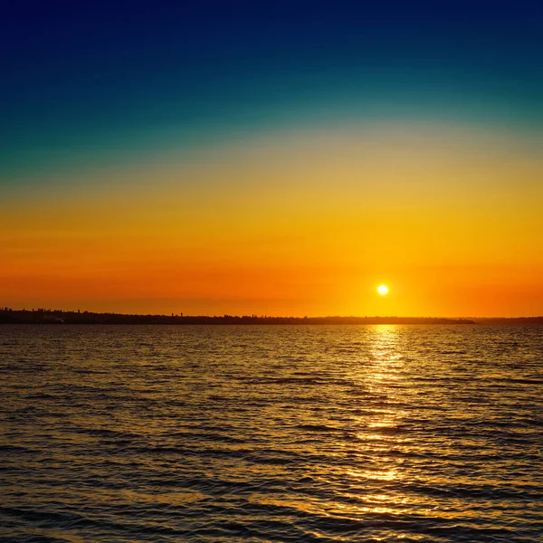 Pomarańczowy Zachód Słońca Ciemna Woda — Zdjęcie stockowe