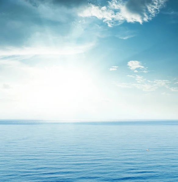 Solnedgång Blå Himmel Med Moln Över Havet — Stockfoto