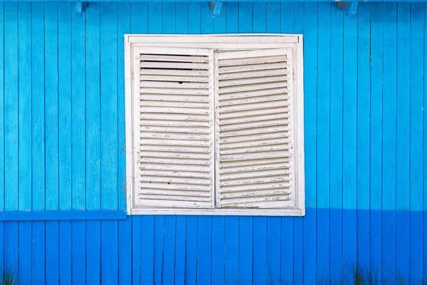 Cortinas Madeira Branco Velho Janela Uma Parede Azul Redor — Fotografia de Stock