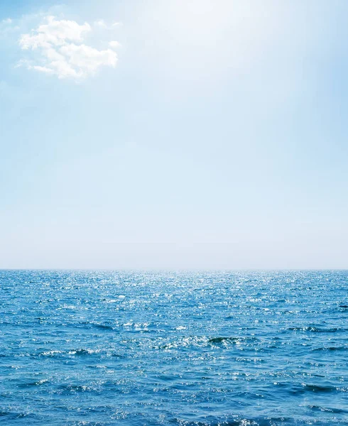海の上に雲が浮かぶ青い空の太陽 — ストック写真