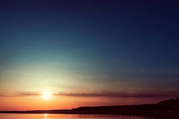 Καλό Πορτοκαλί Ηλιοβασίλεμα Σκούρο Μπλε Ουρανό Πάνω Από Νερό — Φωτογραφία Αρχείου