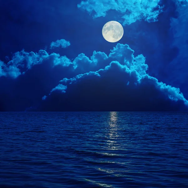 Полнолуние Облаках Над Морем — стоковое фото