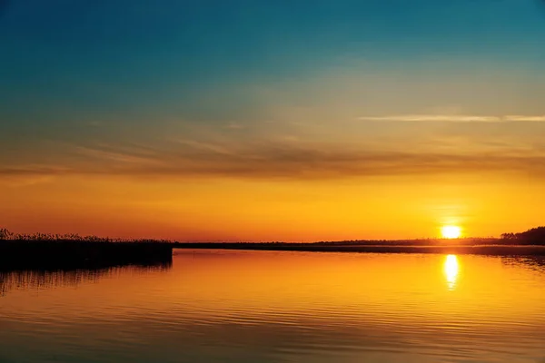 Nehrin Üzerinde Turuncu Gün Batımı — Stok fotoğraf