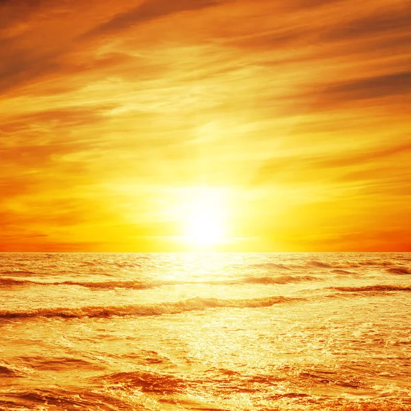 海の上の雲のオレンジ色の夕日 — ストック写真