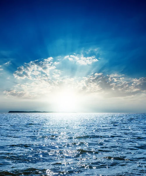 Nubes Dramáticas Bajas Atardecer Sobre Mar Azul —  Fotos de Stock