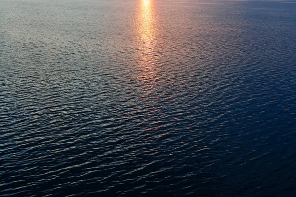 Orangefarbene Reflexe Dunklen Wasser Luftaufnahme Zum Sonnenuntergang Fluss — Stockfoto