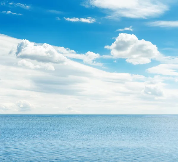 Mar Azul Céu Com Nuvens Brancas Sobre Ele — Fotografia de Stock