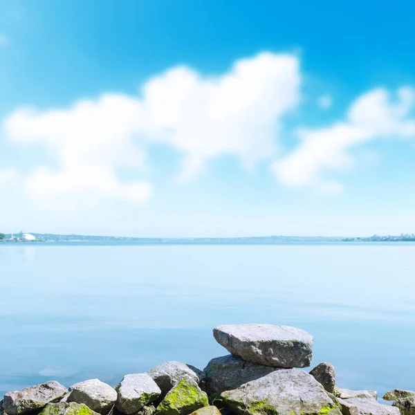 Steine Flussnähe Unter Blauem Himmel Mit Wolken Weicher Fokus — Stockfoto