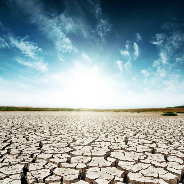 Droogte Aarde Zonsondergang Donkere Lucht — Stockfoto