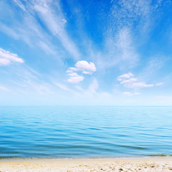 Chmury Błękitnym Niebie Nad Morzem Piaszczystej Plaży — Zdjęcie stockowe