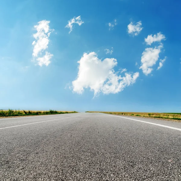 アスファルト道路の閉鎖と青空の雲 — ストック写真