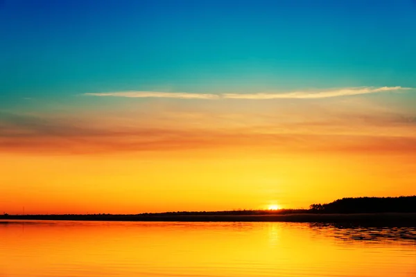 河里明亮的橙色落日 — 图库照片