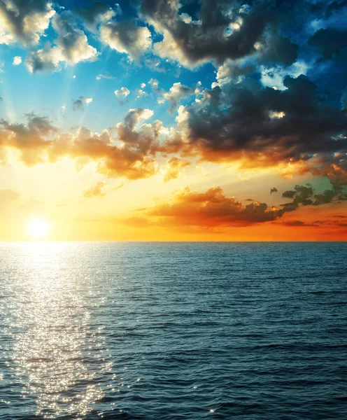 Coucher Soleil Lumineux Dans Les Nuages Sur Mer — Photo