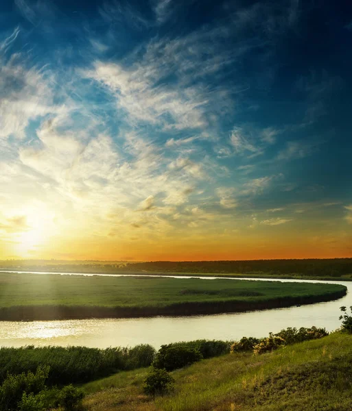 Tramonto Nuvole Fiume Nel Verde Paesaggio — Foto Stock