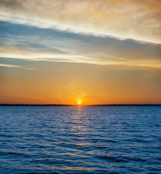 Eau Bleue Sombre Dans Rivière Coucher Soleil Orange Dans Les — Photo