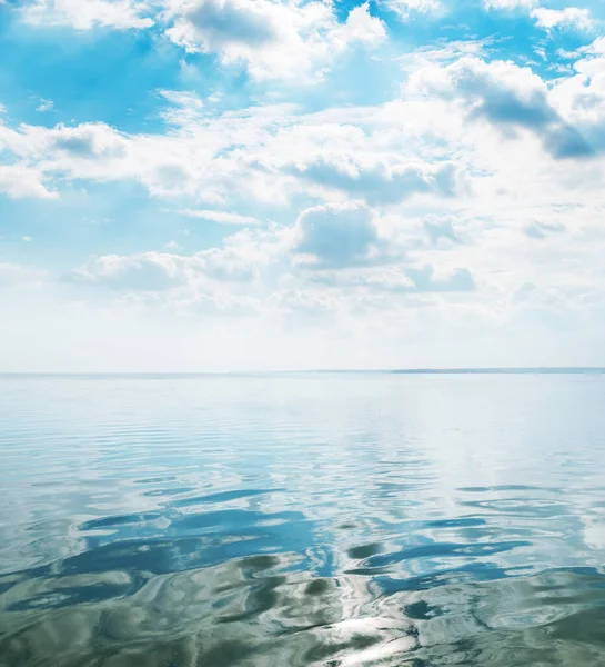 Vatten Floden Närbild Med Moln Reflektioner — Stockfoto