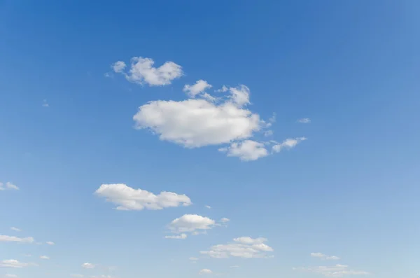 白い雲を背景にした青い空 — ストック写真