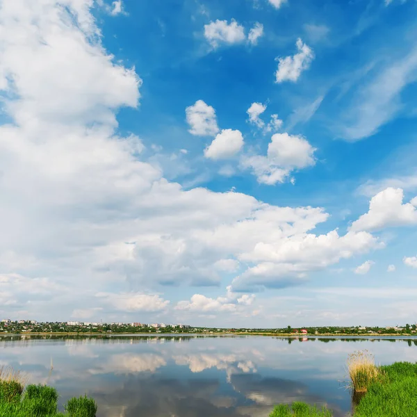 Ciel Bleu Avec Des Nuages Des Reflets Dans Rivière — Photo