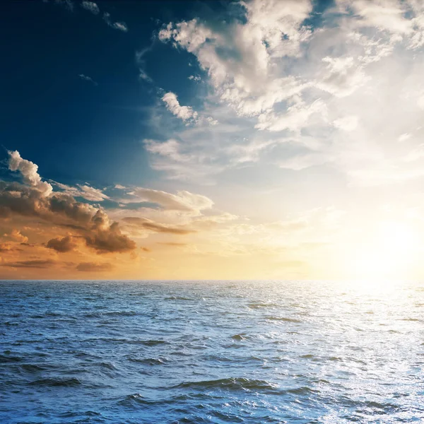 Dunkles Meer Und Sonnenuntergang Bewölkten Himmel — Stockfoto