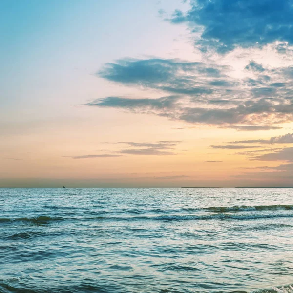 Oranje Kleuren Wolken Zee Met Golven Zonsondergang Tijd — Stockfoto