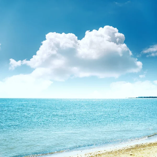 Nuvole Nel Cielo Azzurro Sopra Mare Sabbia — Foto Stock