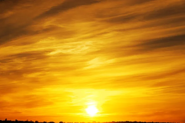明亮的橙色落日和云彩 — 图库照片