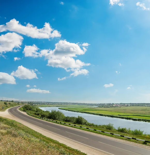 Aspal Jalan Dan Sungai Bawah Langit Biru Dengan Awan — Stok Foto