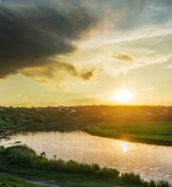 Bulutların Üzerinde Sarı Gün Batımı — Stok fotoğraf