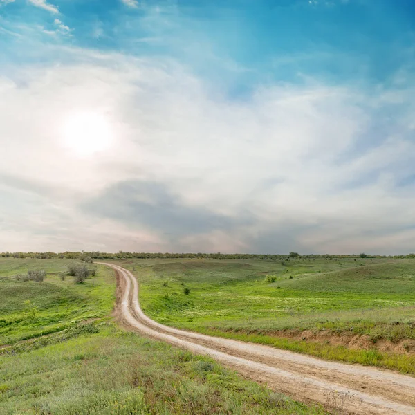 Sol Baixo Nuvens Sobre Estrada Rural Prado Verde — Fotografia de Stock