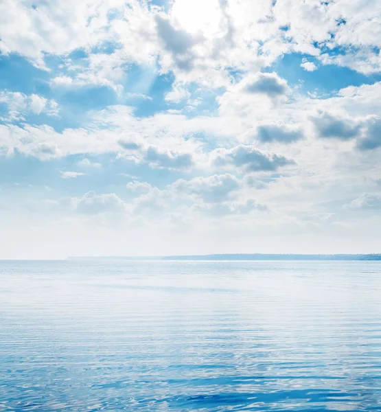 Grande Fiume Con Piccole Onde Nuvole Nel Cielo Blu — Foto Stock