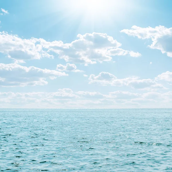 Голубое Море Небо Облаками Солнцем — стоковое фото