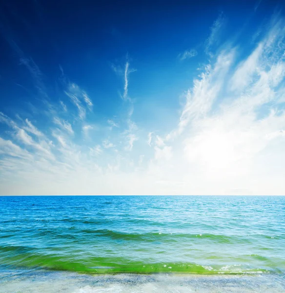 Blauer Himmel Mit Wolken Und Sonne Über Dem Meer — Stockfoto