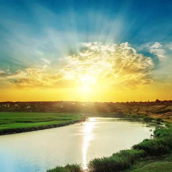 Gelber Sonnenuntergang Wolken Und Fluss Mit Reflexionen Dieser — Stockfoto
