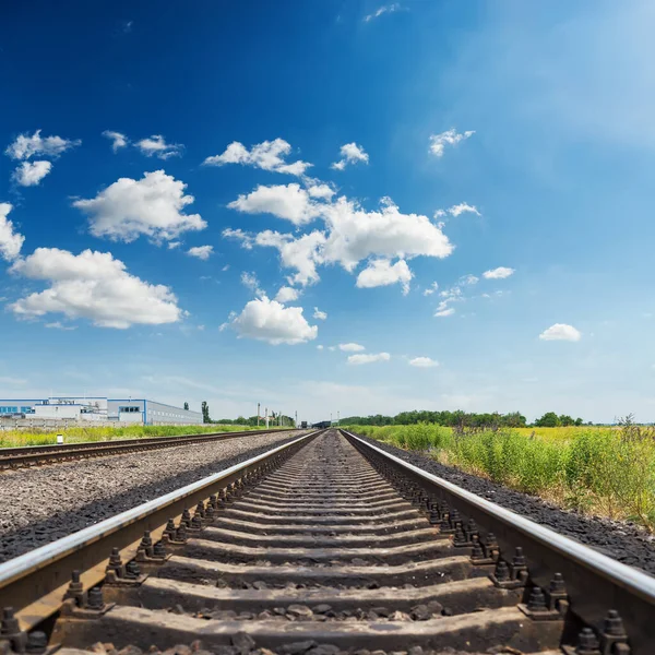 Spoorlijn Dicht Bij Horizon Blauwe Lucht Met Wolken — Stockfoto