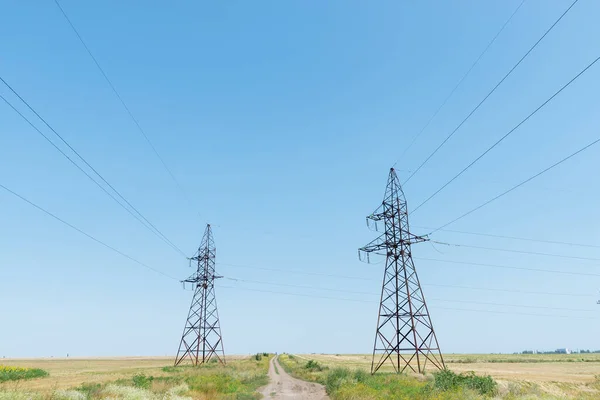 2つの電気塔と青い空 — ストック写真