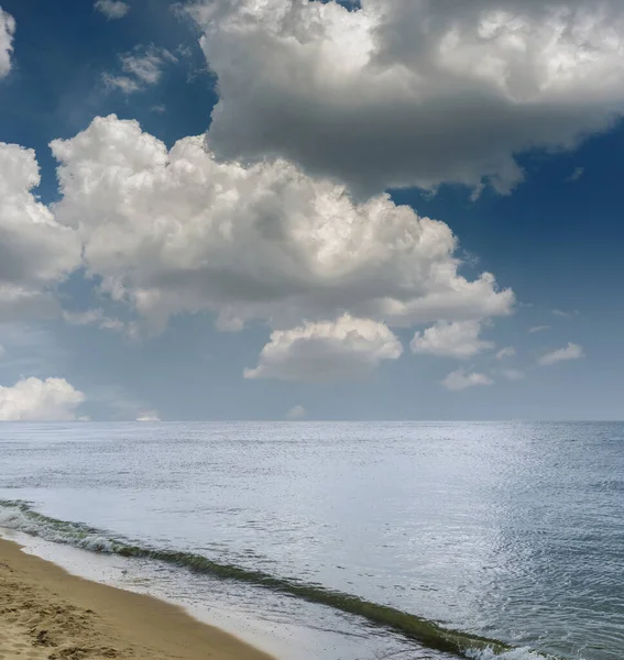 Låga Dramatiska Moln Över Mörka Havet — Stockfoto