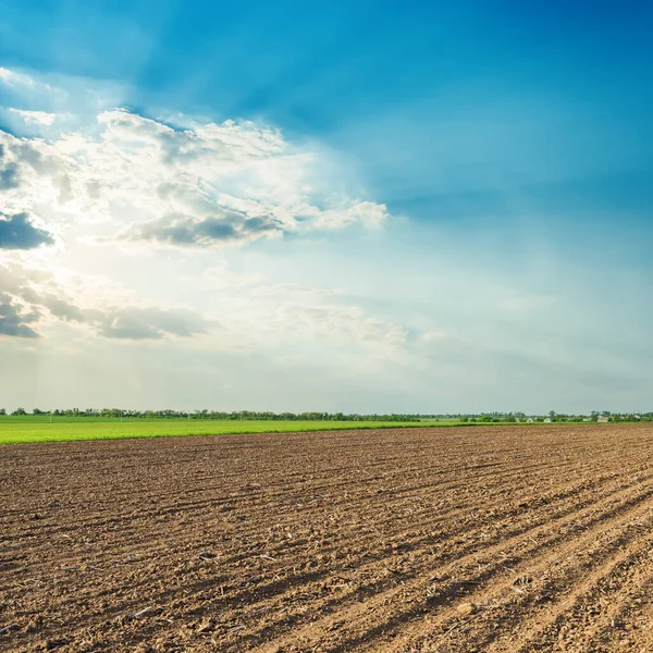 Sol Nas Nuvens Sobre Campo Agricultura Preta — Fotografia de Stock