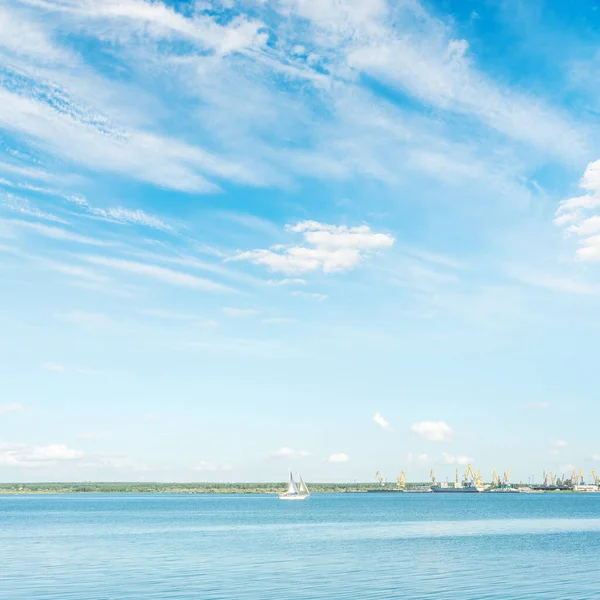 ボートと高い空と雲を持つ川の青い水 — ストック写真