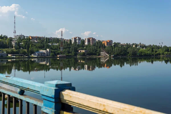 橋から川沿いの街の水辺を眺め — ストック写真