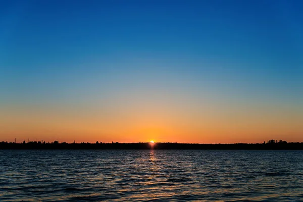 Donker Water Rivier Zonsopgang Erover Eerste Zonnestralen Rivier Aan Heldere — Stockfoto