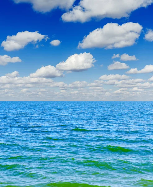 Blå Himmel Med Moln Och Hav — Stockfoto